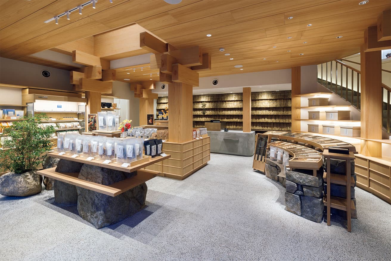 全国各地の乾物を集めたコーナーを設けるなど、素材へのこだわりを体現。2階では限定商品などを展開。