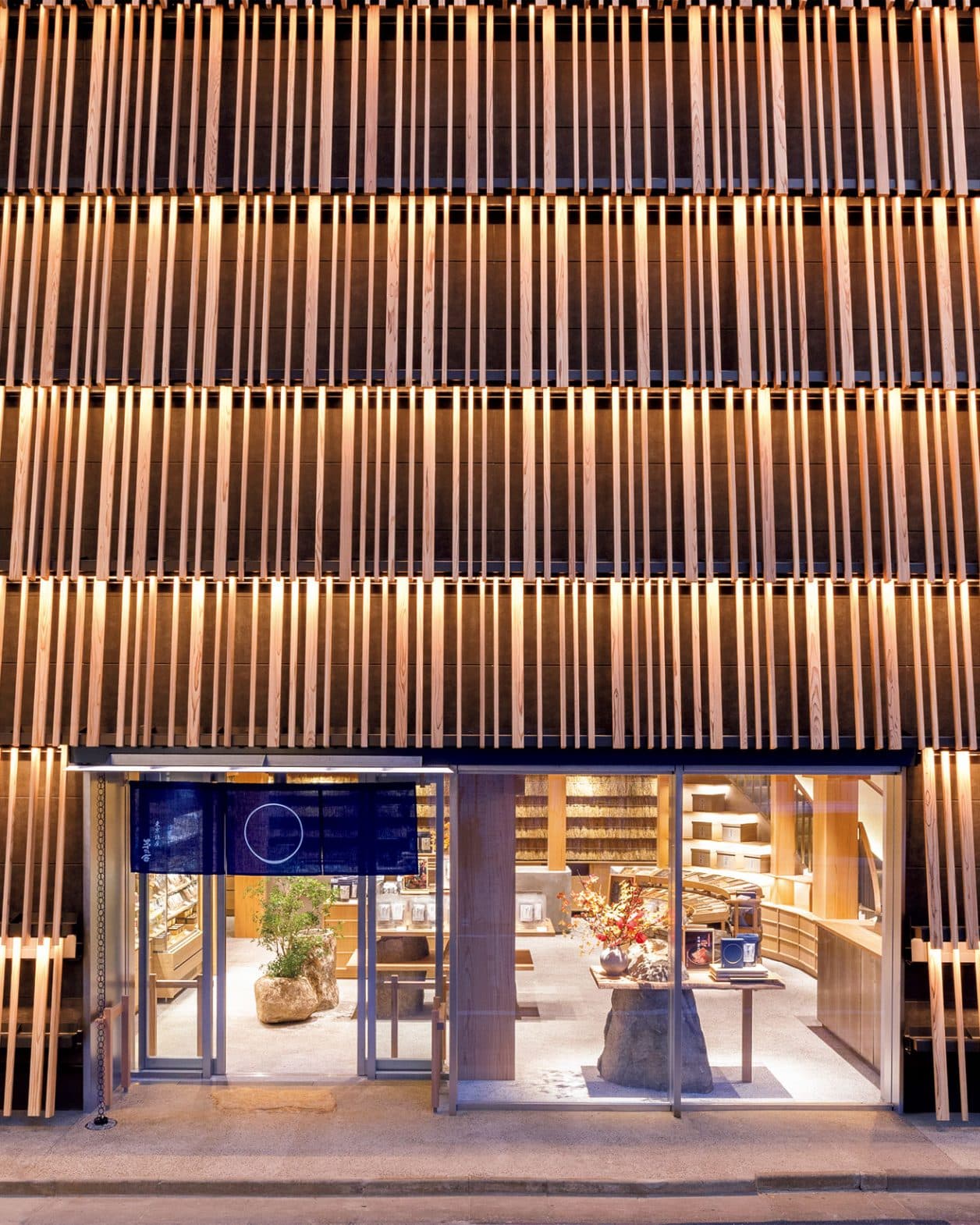 まるで茅葺き屋根⁉︎ 隈研吾が“つながり”を大事に設計。東京・銀座〈茅乃舎〉の旗艦店。