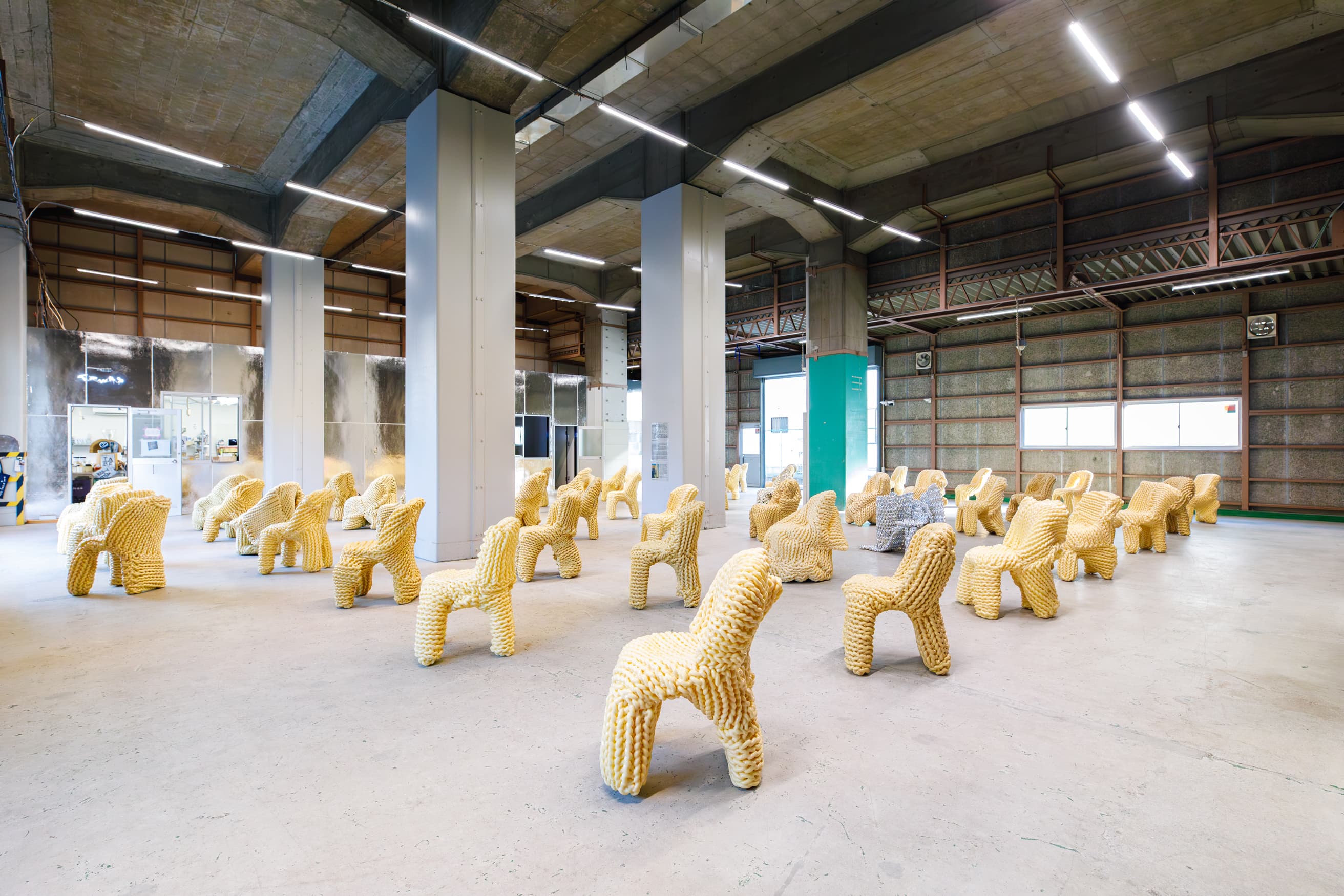 韓国の人気デザイナー、イ・カンホの個展が〈SKAC〉で開催中！ 2つの椅子が問いかけるデザインの可能性とは？