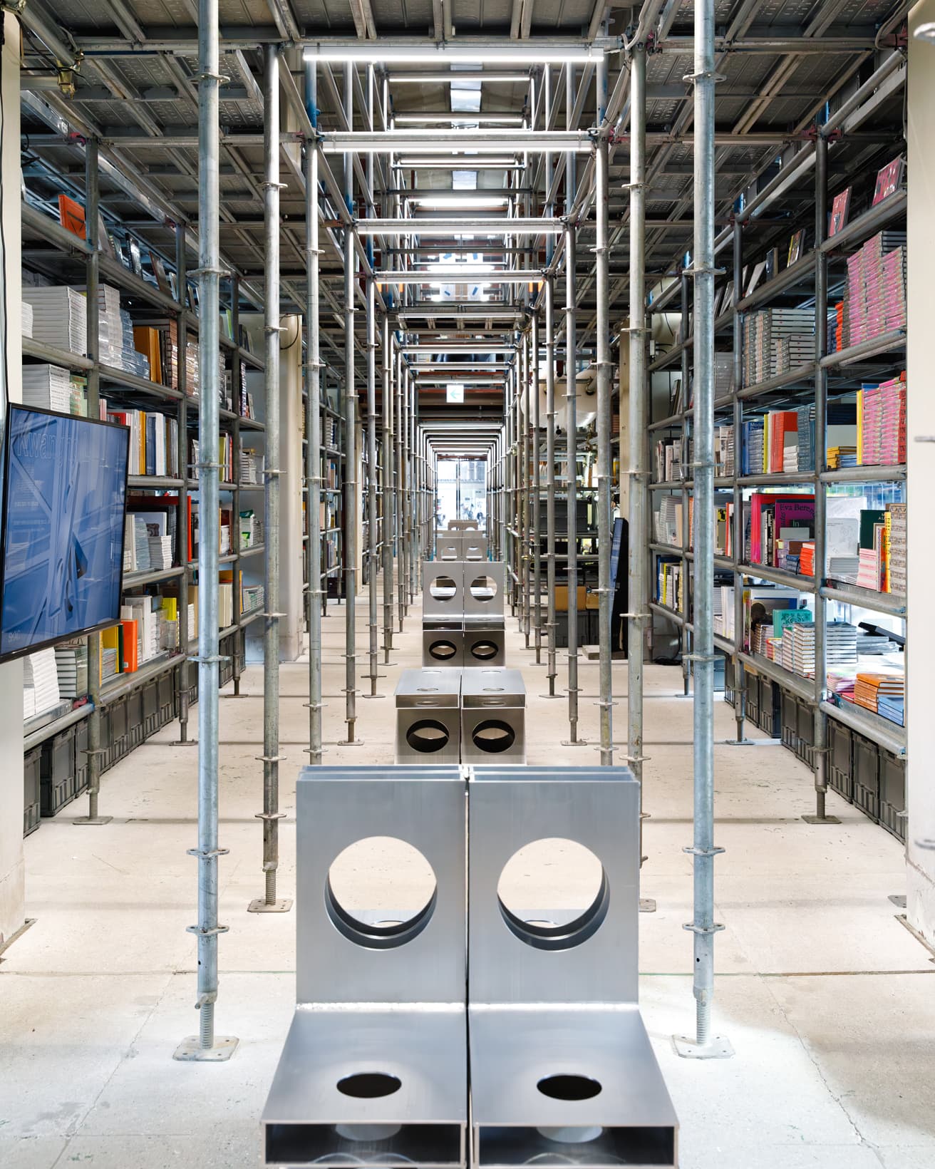 SKAC内の〈twelvebooks〉のスペースに並んだ《O SERIES》のアルミニウム製の椅子やベンチ。