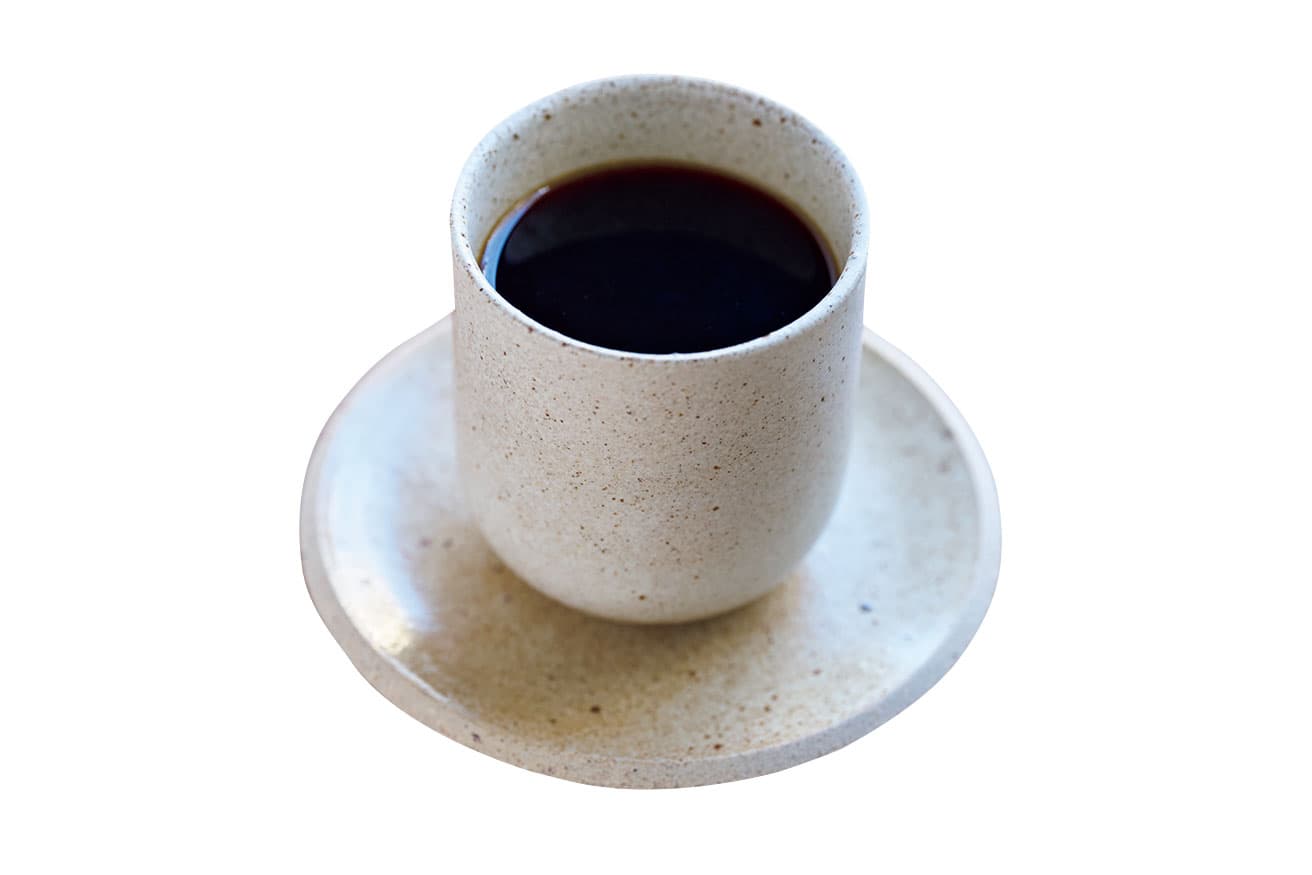 ハンドドリップはブレンドとシングルオリジンで提供。深煎り「NEW HORIZON」は将来栽培が危惧されるアラビカ種の代わりにロブスタ種を20％ブレンド。693円。