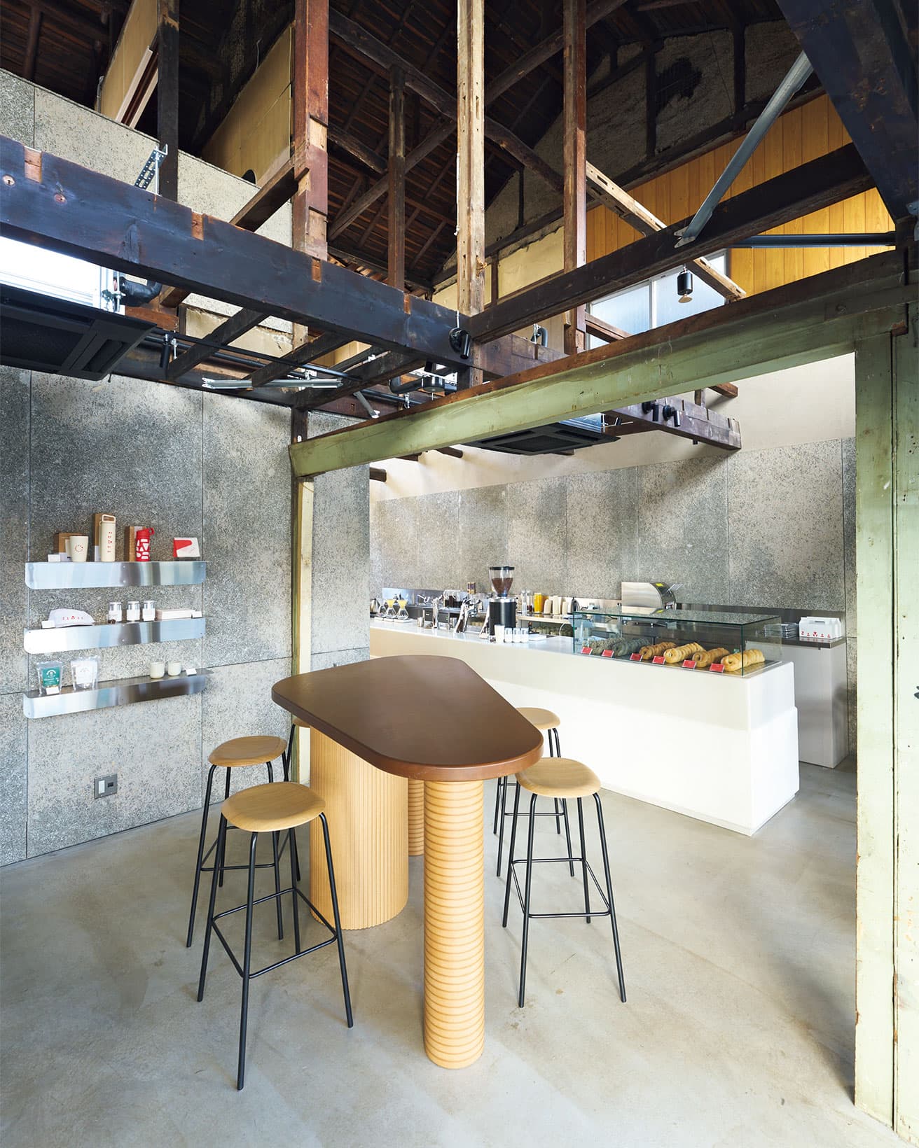 マルミヤのテーブルなど、環境負荷の低い素材の家具を配置。