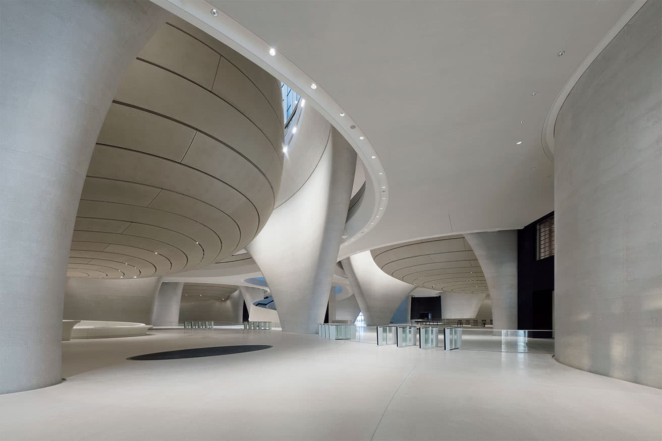 強烈な太陽光を巧みに取り入れ、彫刻的な内部空間に光と動きをもたらす。