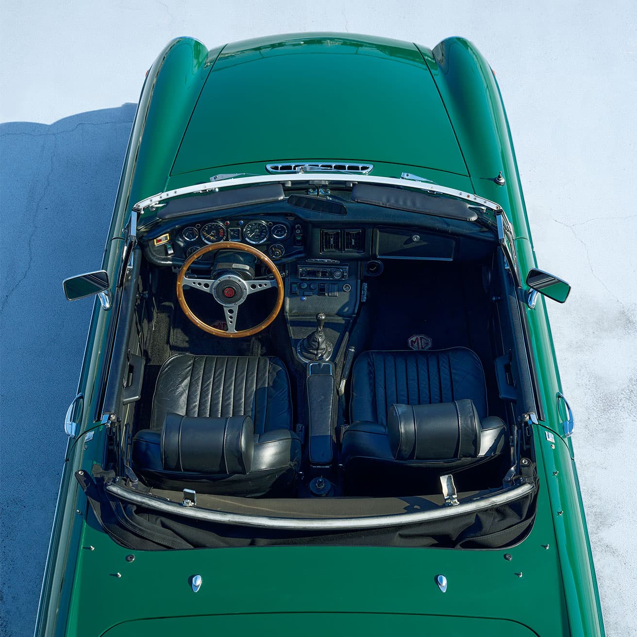 スポーツカーらしいタイトさが心地よい内装。