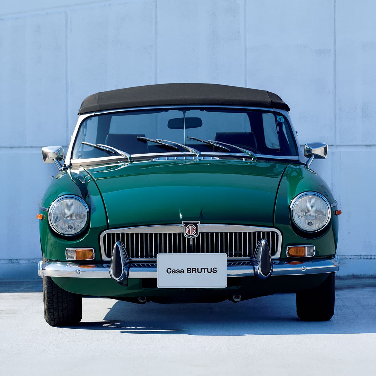 晩年はアメリカの安全基準に合わせ樹脂バンパーを備えた《MGB》だが、取材車は、メッキバンパーを製造時から有する。小さな三連ワイパーも特徴。