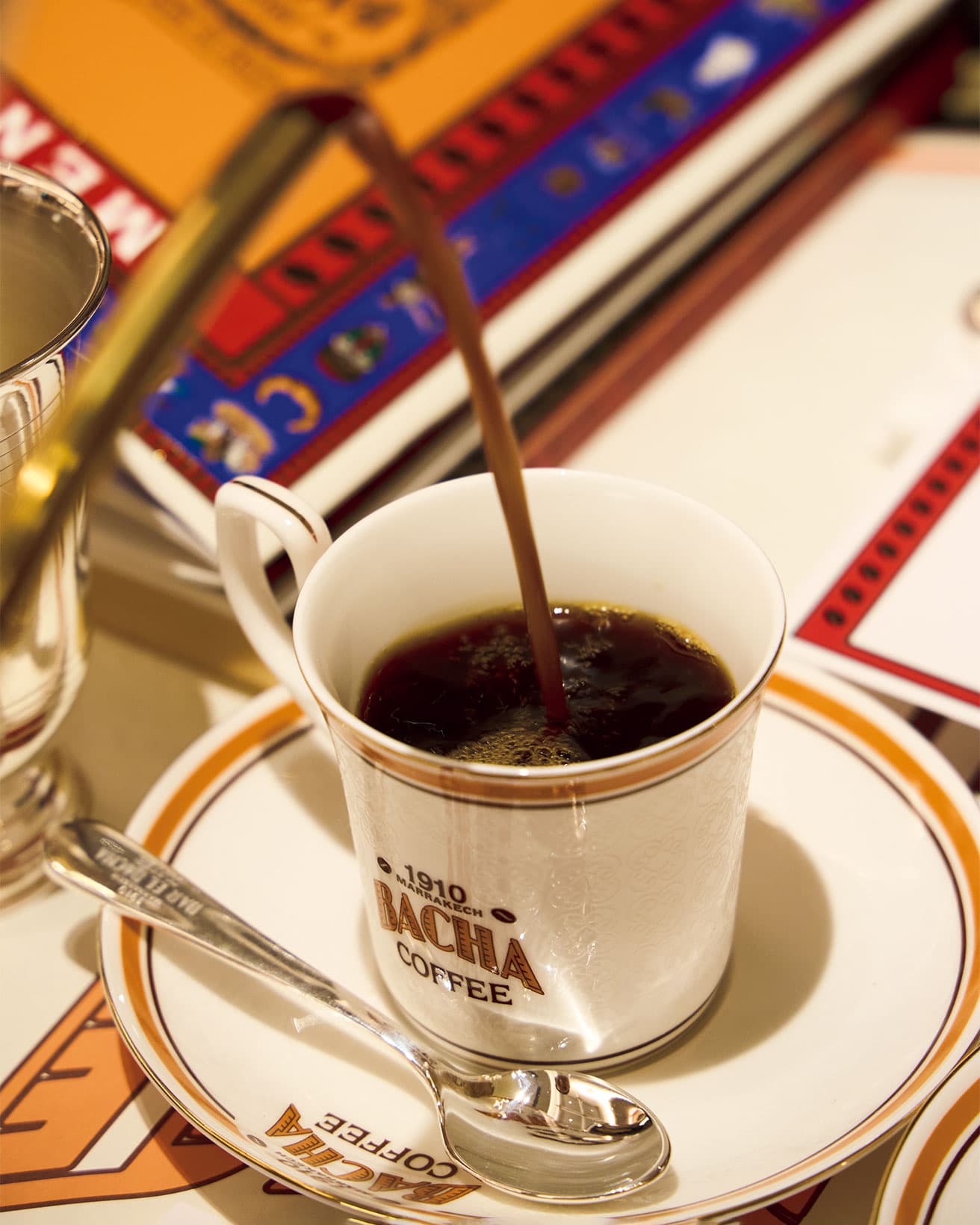 コーヒーはゴールドのポットで一杯ずつ丁寧に淹れてご提供くださります♡　カフェは1杯1,800円〜。テイクアウト1,200円〜。photo_Masanori Kaneshita