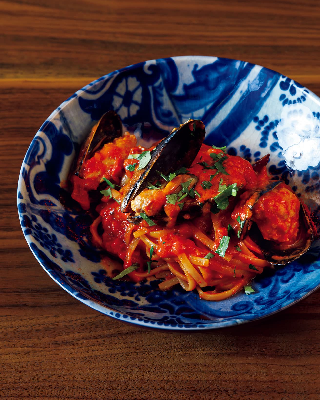 ムール貝のパスタ（写真の料理は18,000円のコースの一例）。