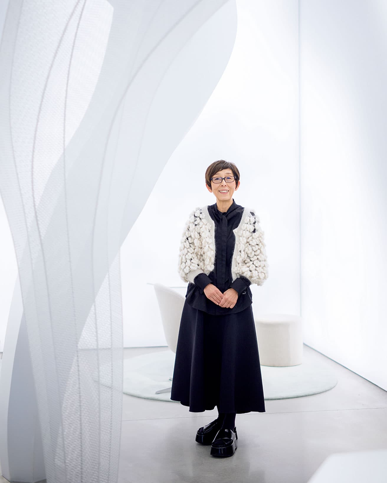 妹島和世の立つ奥のスペースは、七角形のフローラで緩やかに区切られたセミクローズド空間。 photo_Naoki Takehisa