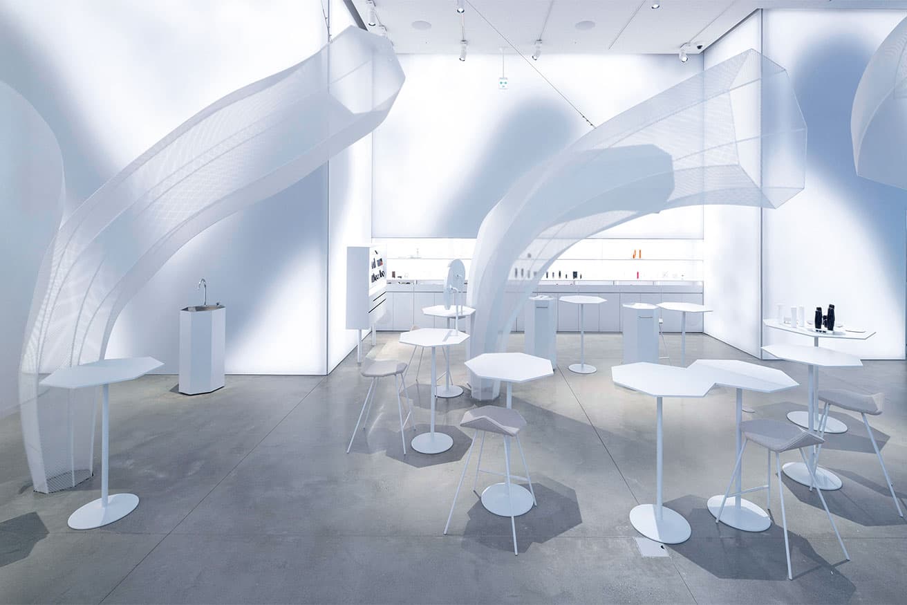 ポーラの主力ブランドが並ぶ1階中央エリア。ハイカウンターなど什器も妹島デザイン。　photo_Kenshu Shintsubo