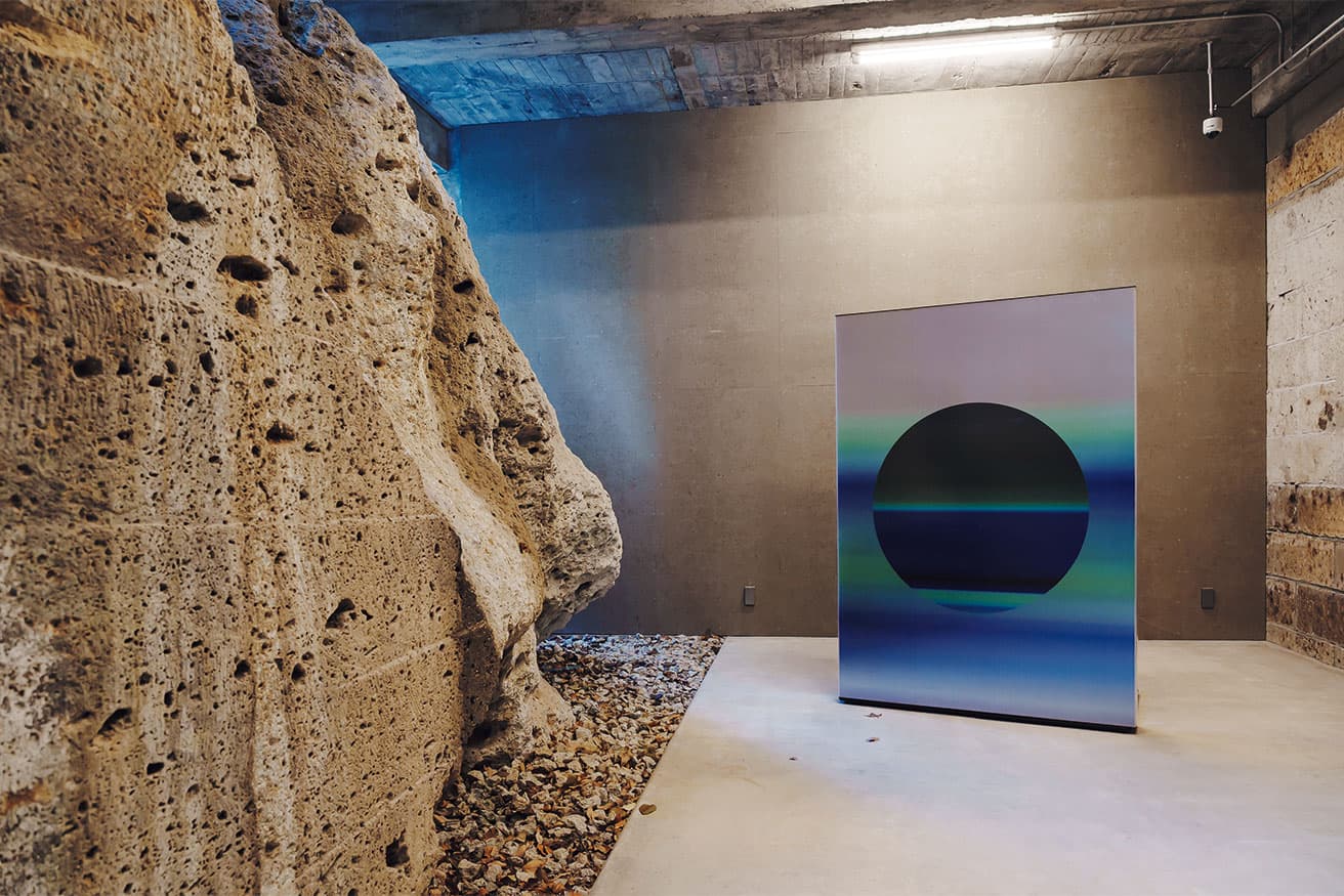 彼の代表作《SUN》プロジェクトの作品も、開業記念で期間限定展示・販売されている。