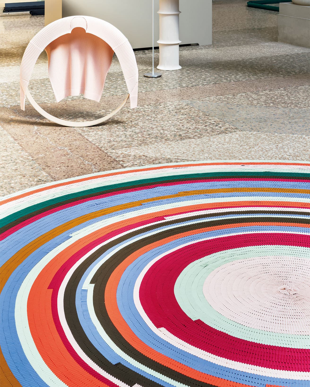 さまざまなオブジェが登場。大きな紙管の輪に衣服を着せると不思議な印象をまとう。