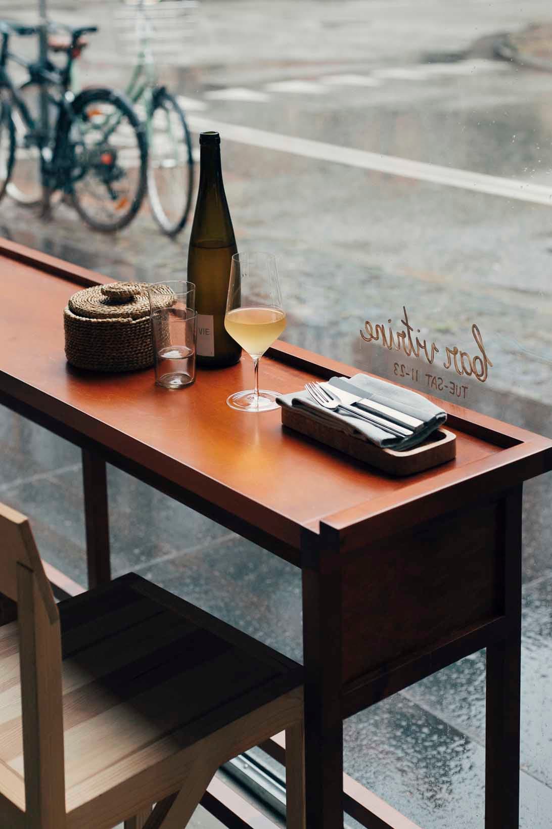 〈Bar Vitrine〉Mønterga de 5, Copenhagen, Denmark。11時〜23時。日曜・月曜休。予約不可。通り沿いに面した約30坪ほどのスペース。カウンターでコーヒーを飲むように気軽にワインを楽しめる。Instagram: @bar_vitrine