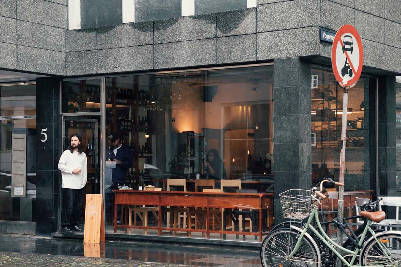 コペンハーゲン中心部のMøntergade通りにオープンした〈Bar Vitrine〉。石造りの建造物に〈フラマ〉のコンテンポラリーな空間が目をひく。