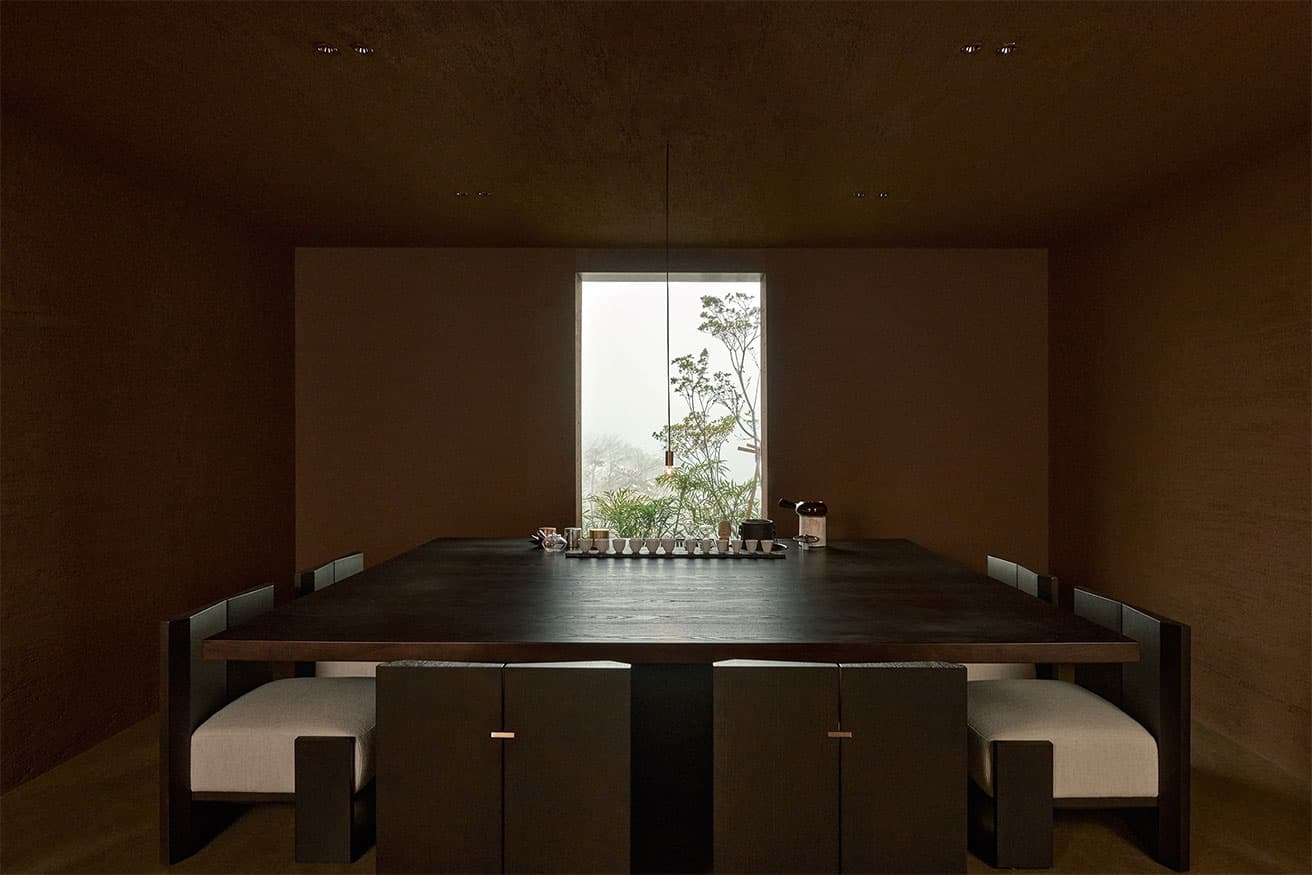 かつての大浴場をティーラウンジへと改変。ゲストをもてなす茶席の場としている。