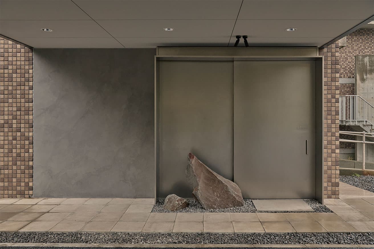 慎ましやかなエントランスに置かれているのは、神奈川県南西部の真鶴町で採掘された小松石。フロントのカウンター分と合わせて、建築家が採石場まで足を運び選んだ。