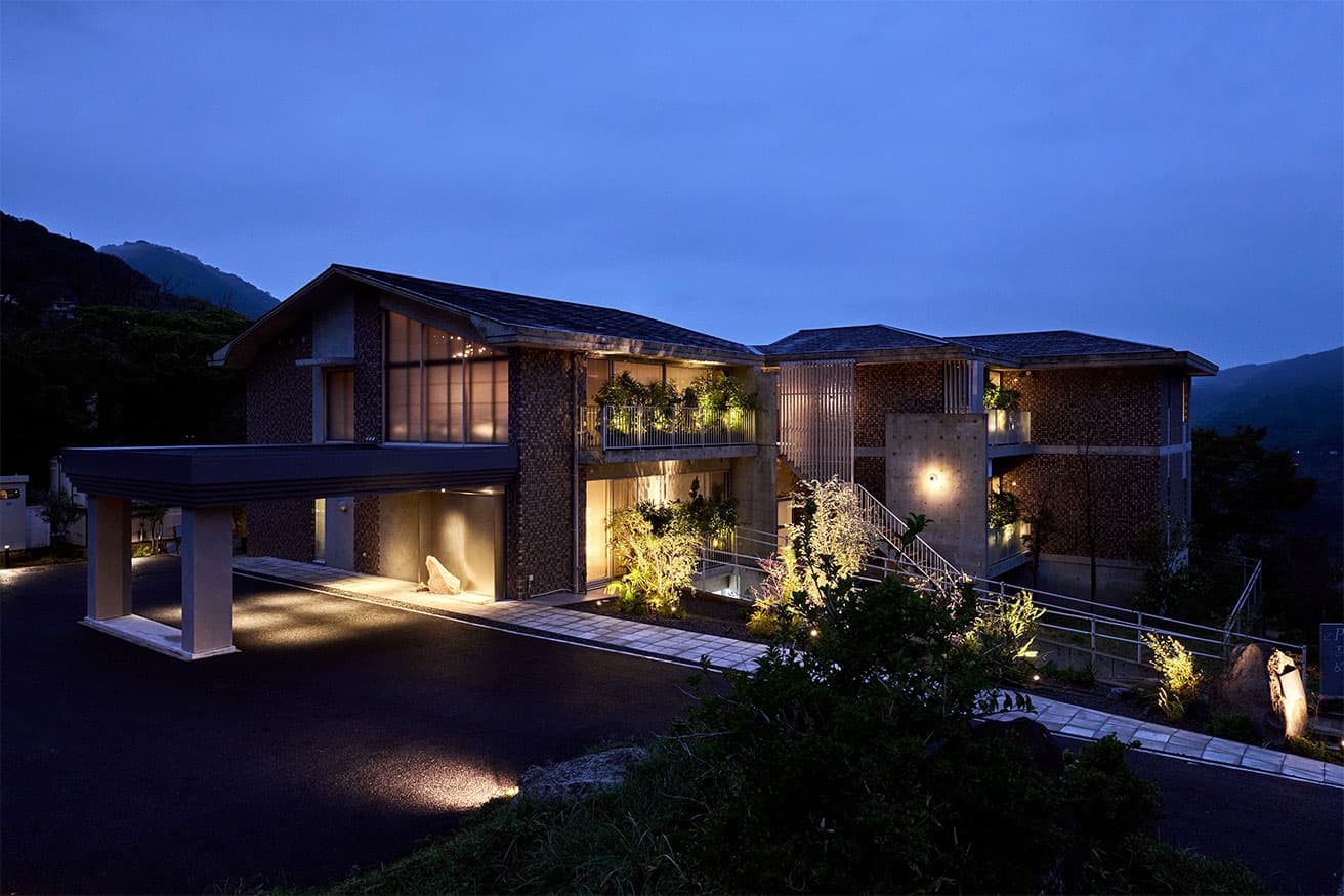 外観夜景。改修に際し、外壁などにはほとんど手を入れていないという。