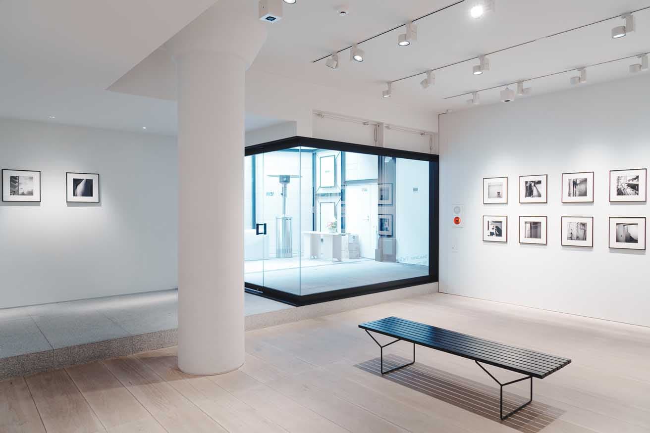 会場は、東京・原宿を拠点にアートオークションを手がける「New Auction」が運営するギャラリー〈NEW〉。ケース・リアルの二俣公一がデザインした。
