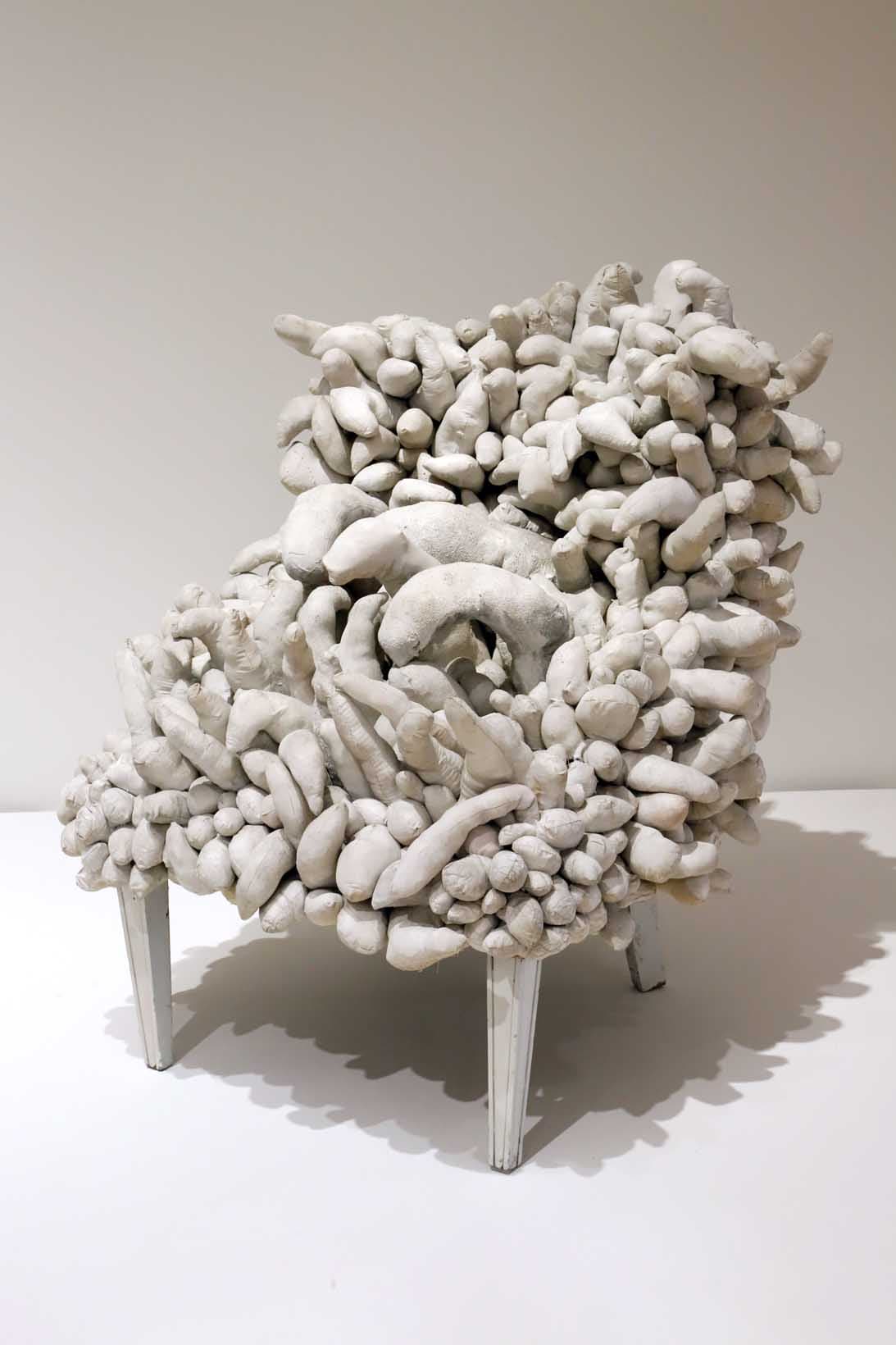 キャンパスに広がる編み目模様の、増殖という概念を立体に置き換え、男性器のような突起物が密集するオブジェ。《UNTITLED (CHAIR)》1963年COLLECTION OF THE ARTIST © YAYOI KUSAMA