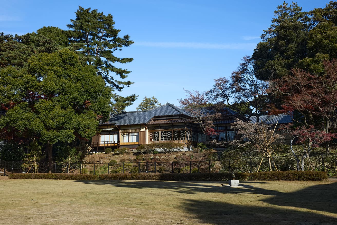 南側の芝生広場から眺める〈荻外荘〉。大倉喜八郎の別邸など全国に4棟が現存するのみの、伊東忠太が手がけた貴重な邸宅建築の一つ。