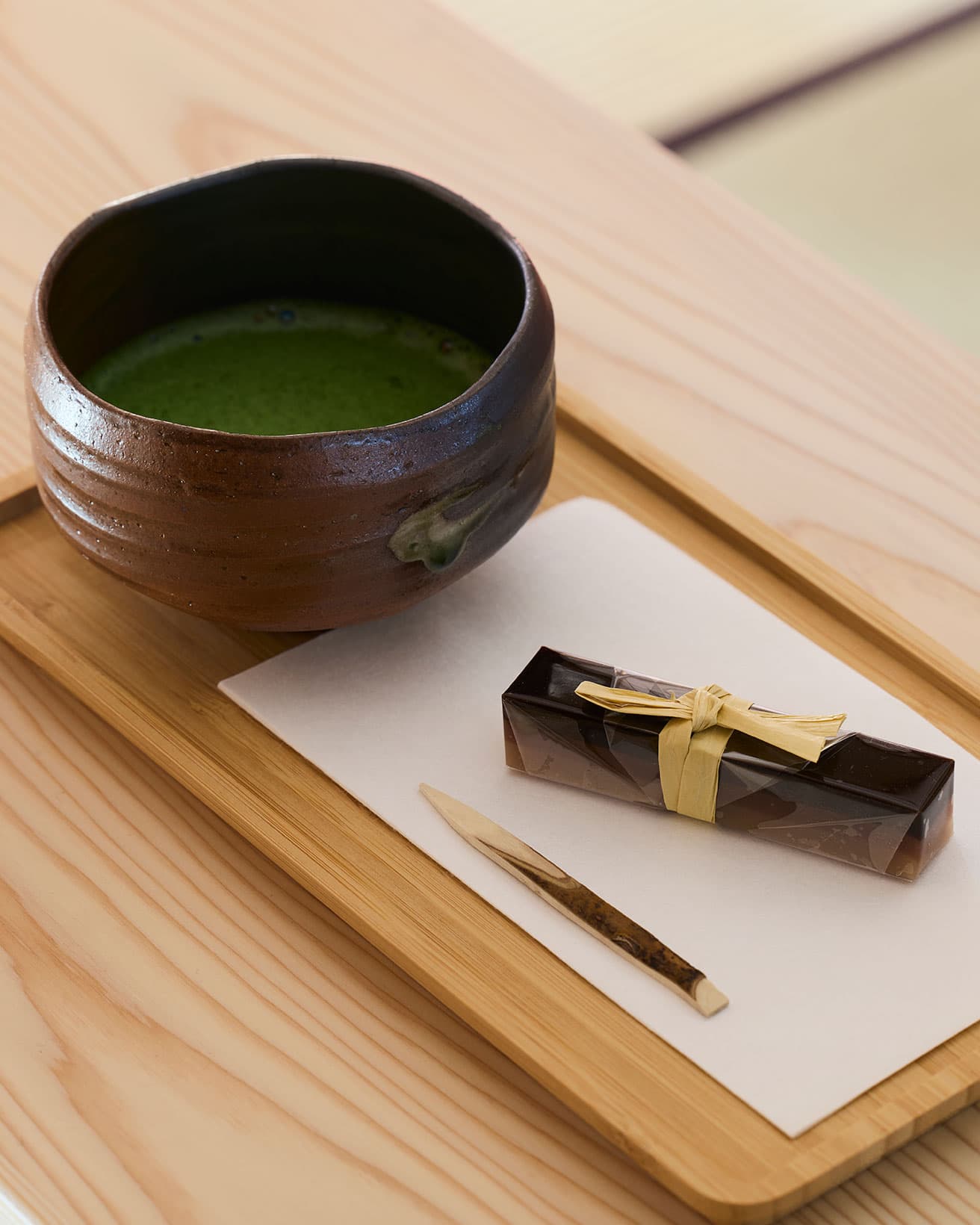 杉並区内の銘菓を味わうことができる喫茶室で、〈菓人 結人〉のコーヒー羊羹「思い出はセピア色」と、〈繁田園〉の有機抹茶を。