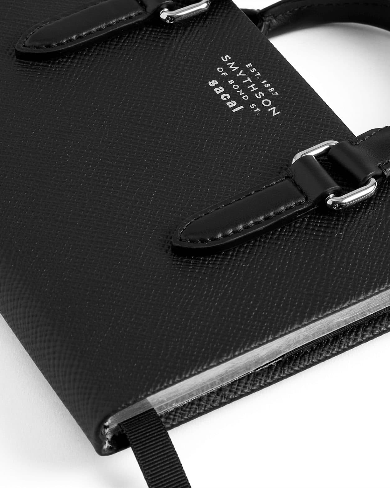 英国王室御用達〈スマイソン〉と〈サカイ〉のレザーコレクションがローンチ。老舗の技術とデザイン美学が融合。