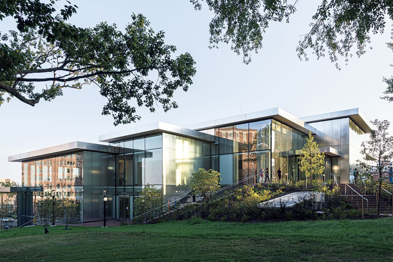 自然光と温もり、四季の移ろいに満ちた空間を目指した、とBIGは語る。