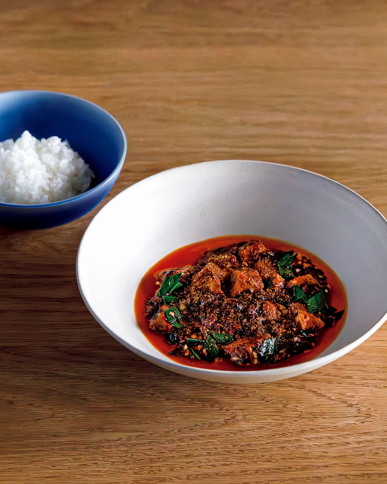 麻婆豆腐（写真の料理は16,500円のコースの一例）。粒立ちのよい鹿児島県産、あきほなみの新米と一緒に。