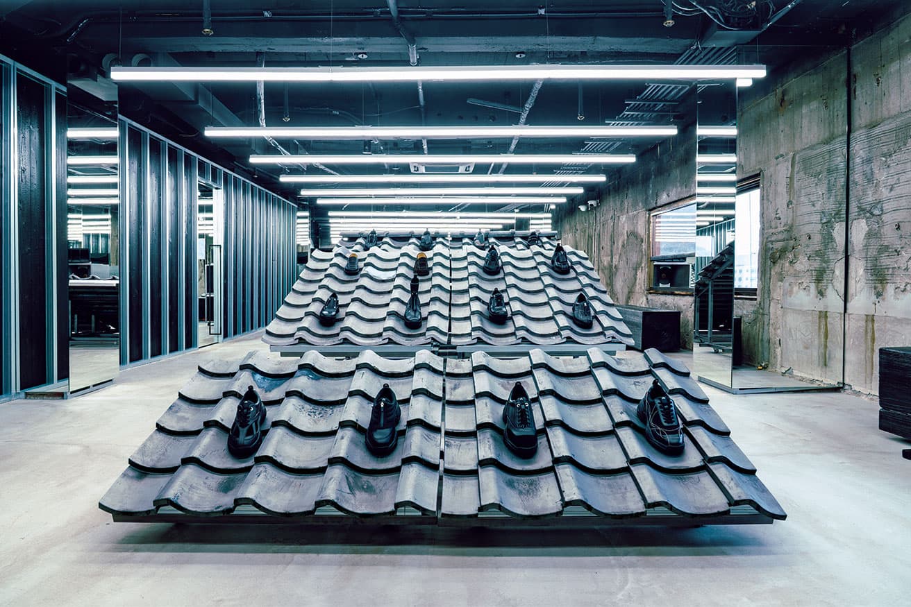 スニーカーの個性を受け止めるインパクト大の什器。