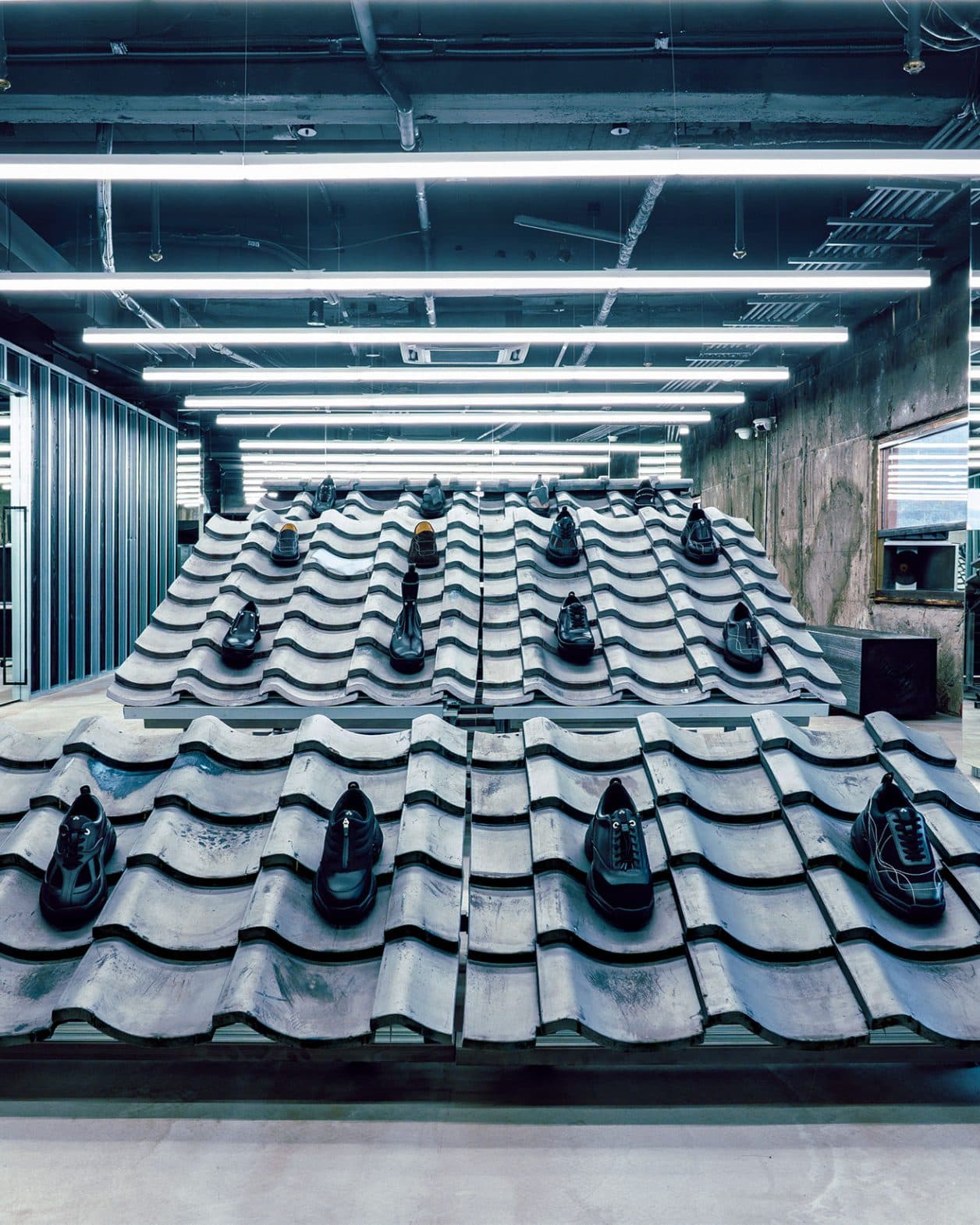 スニーカーブランド〈OAO〉京都初のショールームに〈DAIKEI MILLS〉が生み出した京町家の“瓦”什器。