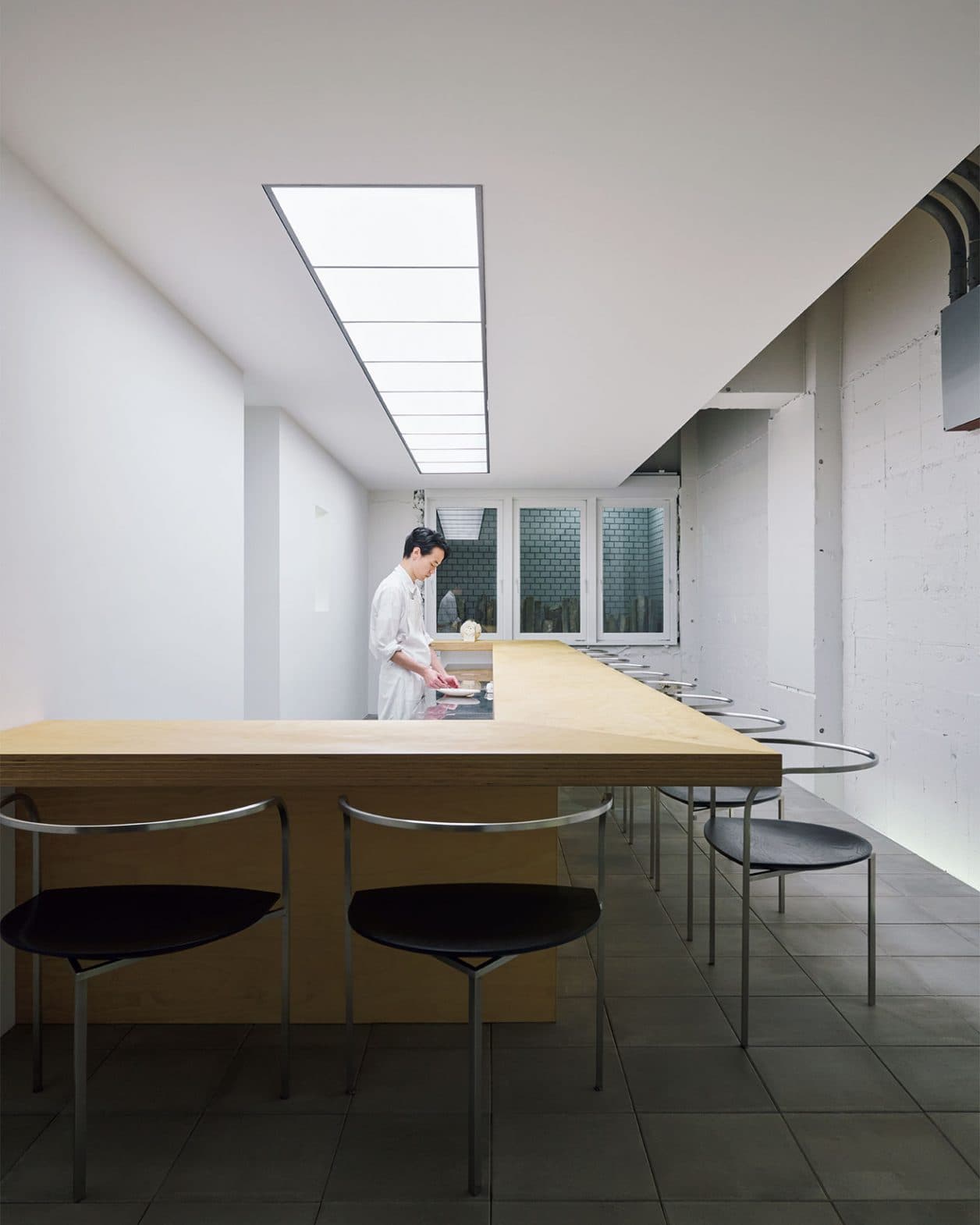 まるでギャラリーのように静謐な空間。九段下で〈マイルストーン〉が設計した、新進気鋭のレストラン。