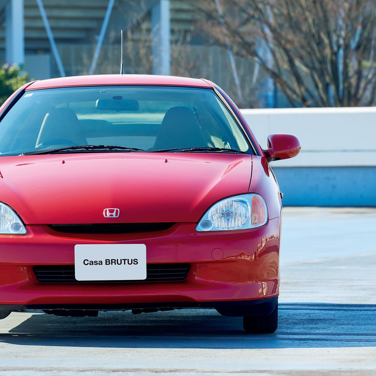 フロントビューは開口部の少ないシンプルな造形。