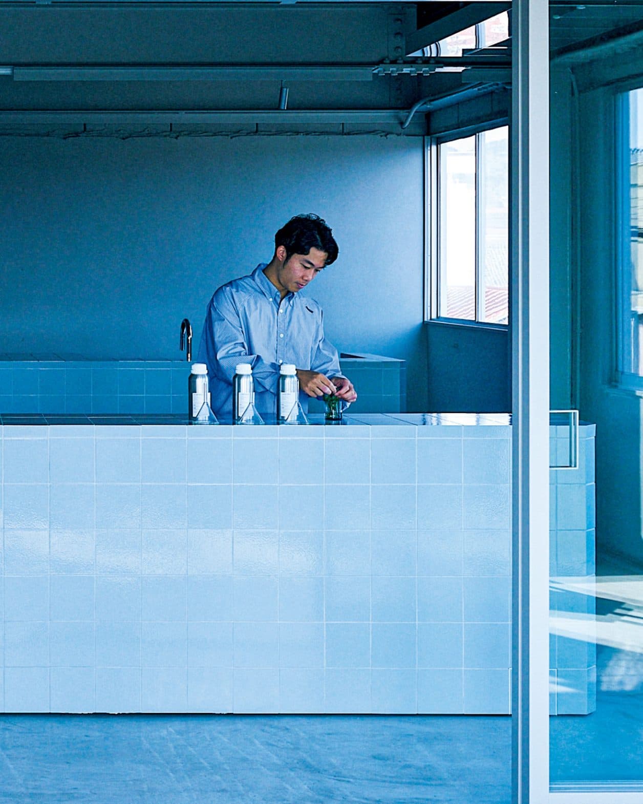 元印刷工場を改修してショップ＆バーに。わざわざ行きたい淡路島の新名所で、香りの世界を堪能。