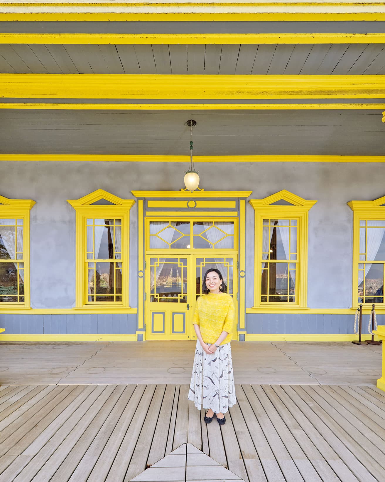 コリント様式の円柱で支えられたバルコニーにて。アカンサスで飾られた柱頭飾が特徴的。