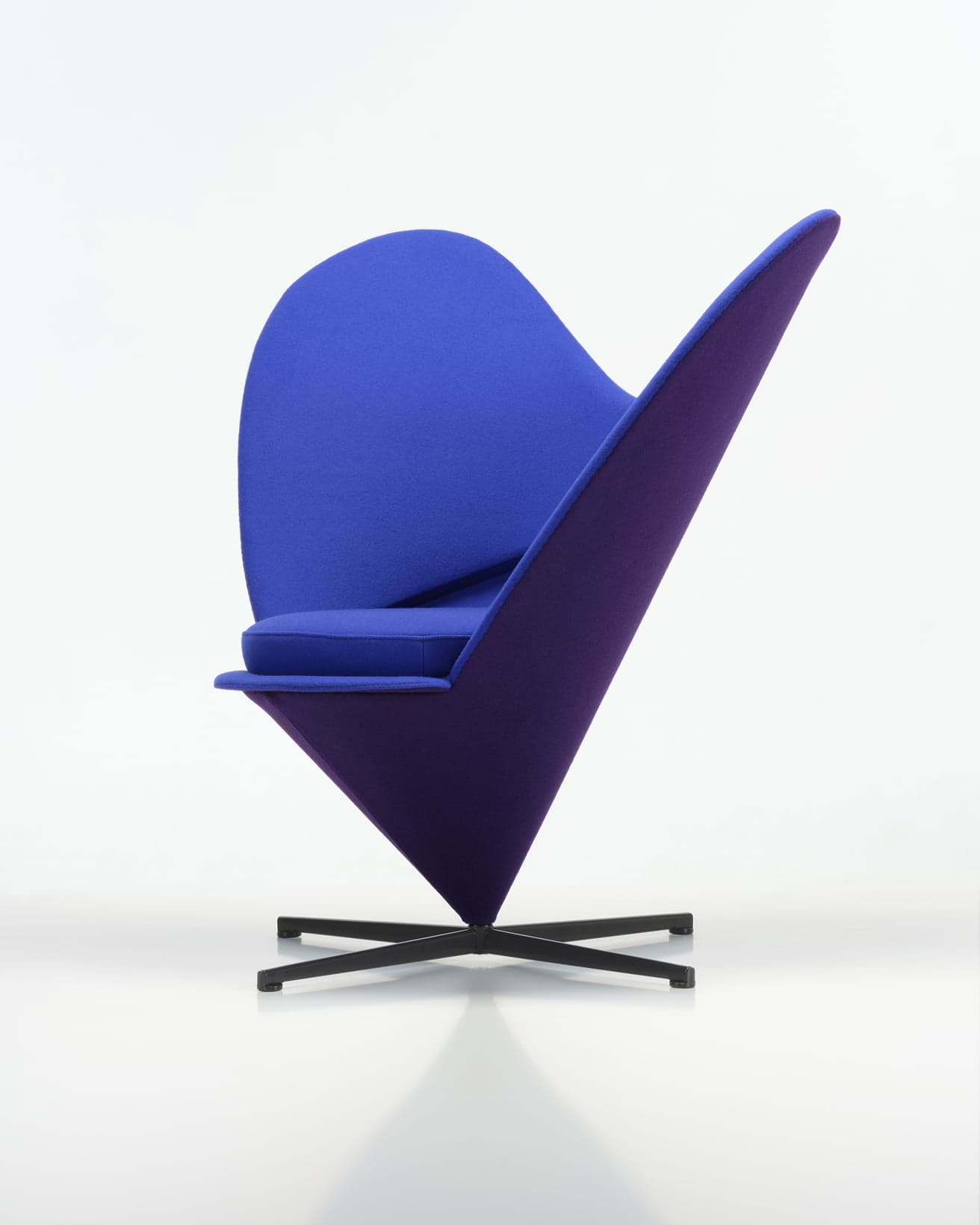 見る角度によってブルーの配分を楽しめる。