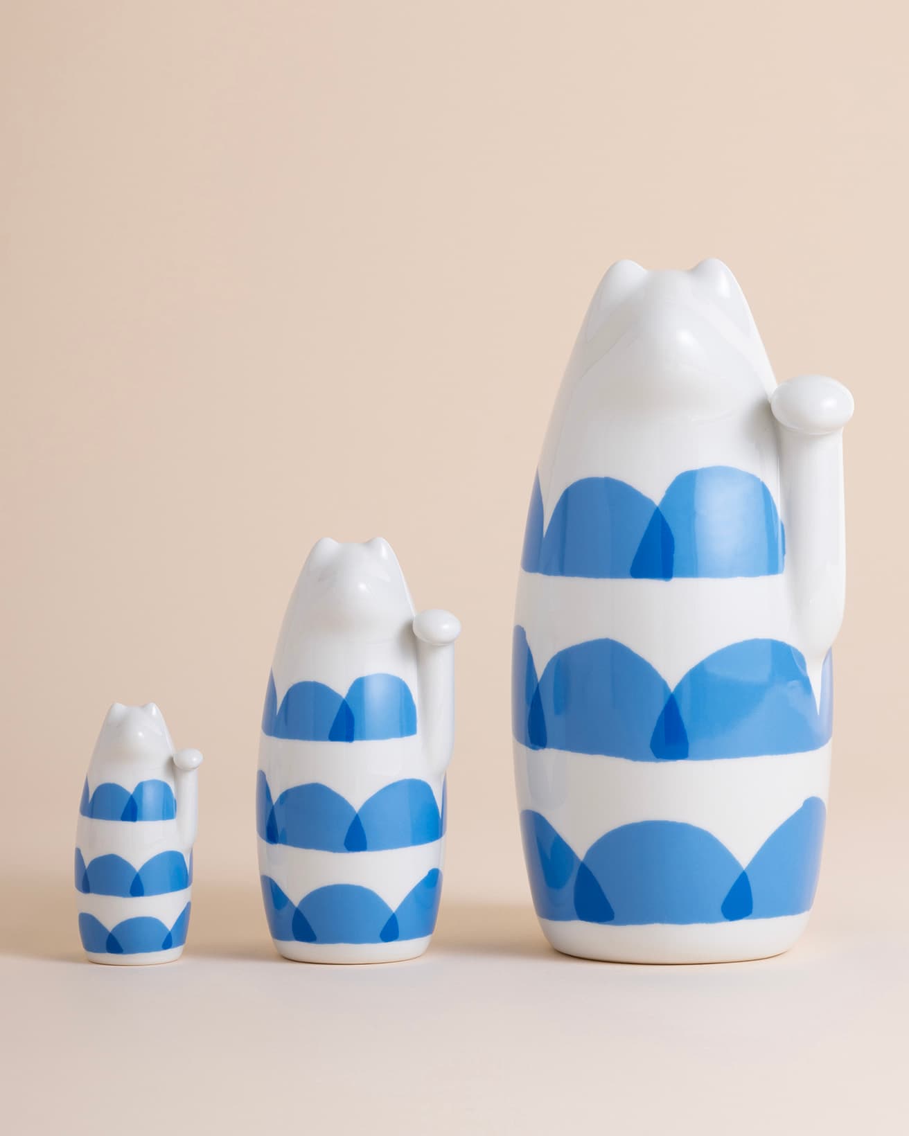 「SETOMANEKI &amp; MASARU SUZUKI」シリーズ。清水久和さまデザインの《SETOMANEKI》に鈴木マサルさまの手描きモチーフが。《saba》大38,500円、中7,700円、小4,950円。