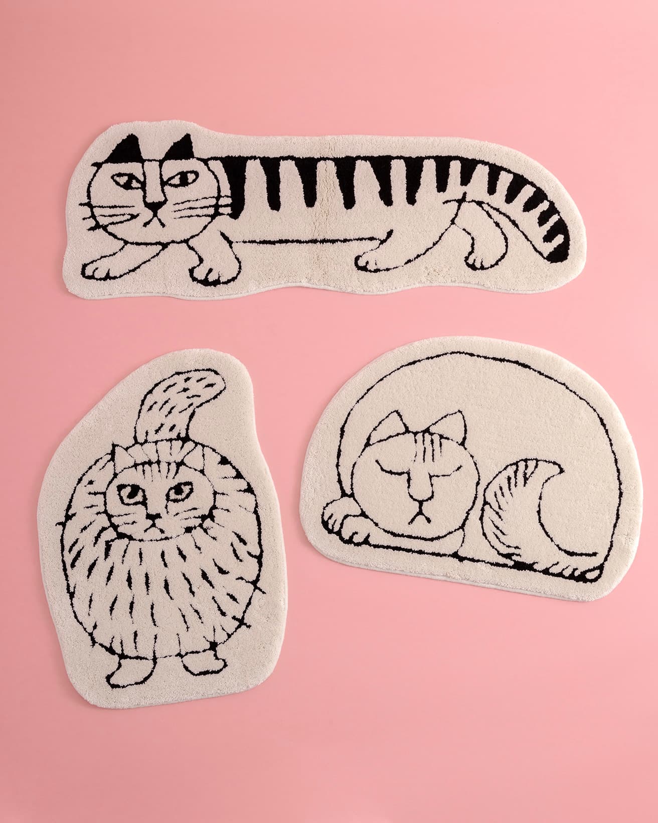 上から時計回りに《スパイキー》40×112cm 17,600円、《スッシー》50×70cm 13,200円、《スティッカン》72×50cm 13,200円。©︎Lisa Larson