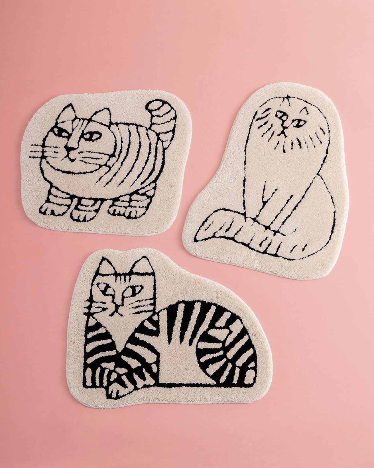 左から時計回りに《スバンテ》50×55cm、《シグリット》65× 50cm、《セバスチャン》50×65cm 各11,000円。©︎Lisa Larson