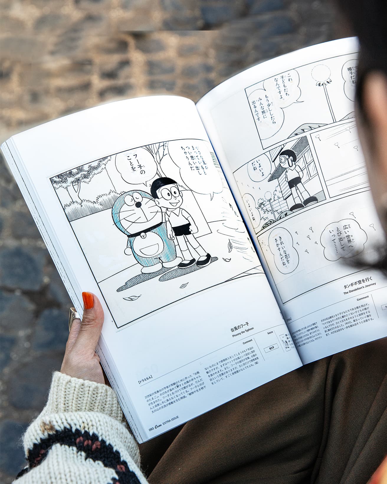 『大人も読みたい藤子・F・不二雄100』より、大好きだという「タンポポ空を行く」の原画ページを熟読中！©藤子プロ･小学館