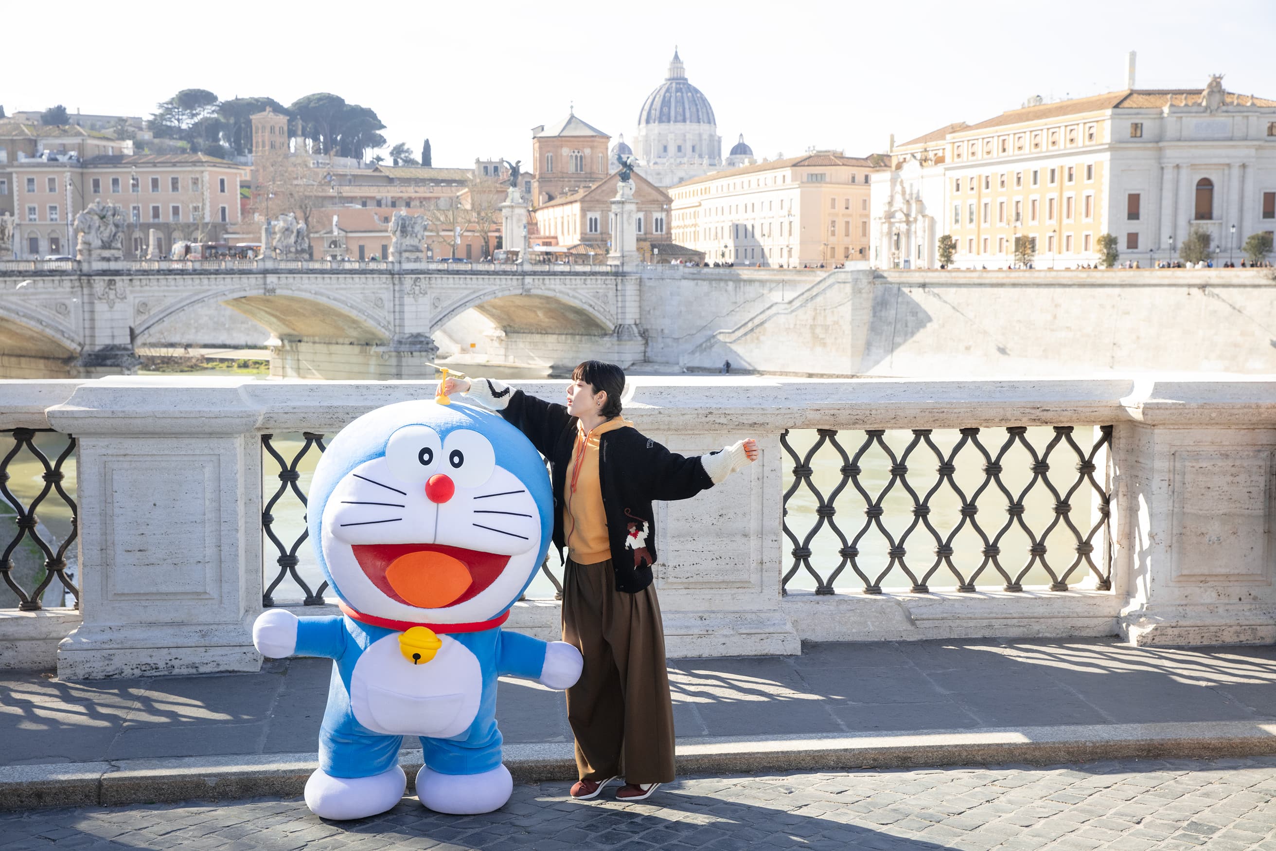あいみょんとドラえもんがローマに!?   あいみょんが描いた夢のスケッチの世界に入り込みました。