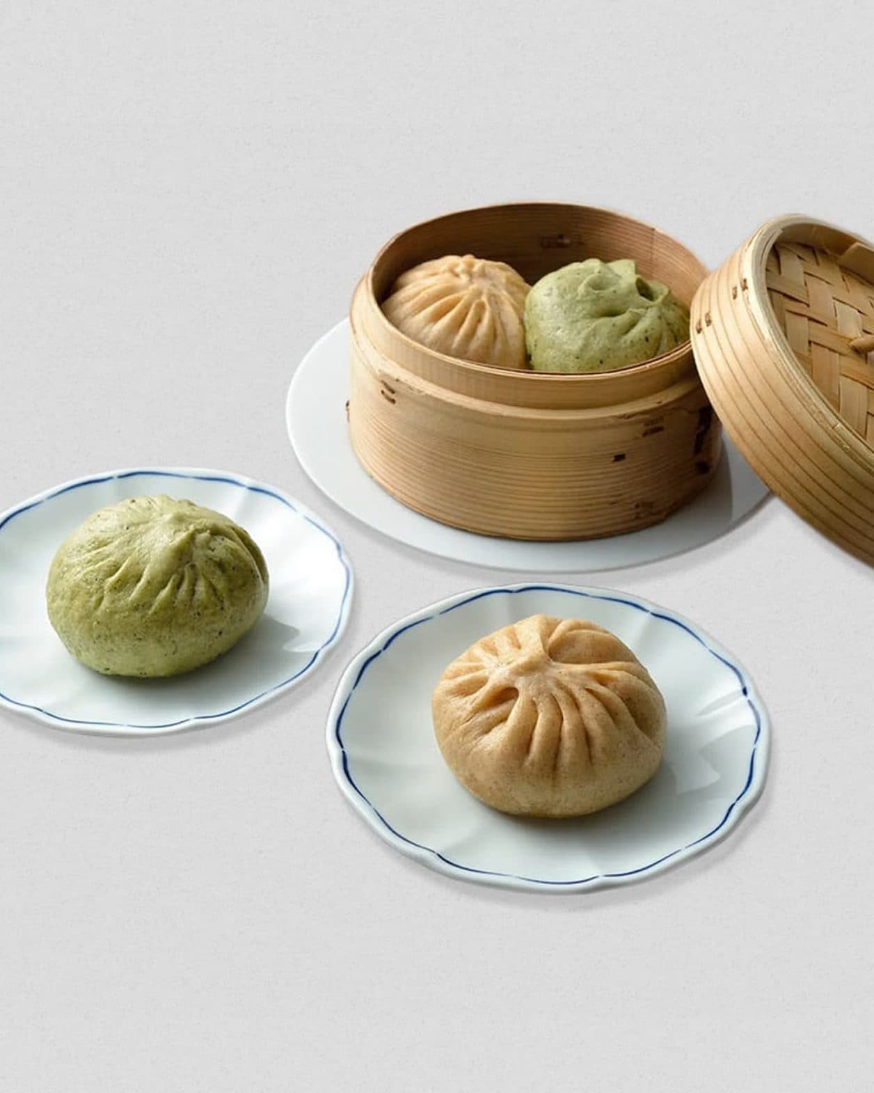 旨味が染み出すブタマンと、シャキシャキ野菜のベジマン。冷凍で日持ちも安心な、ヘルシー中華まん。