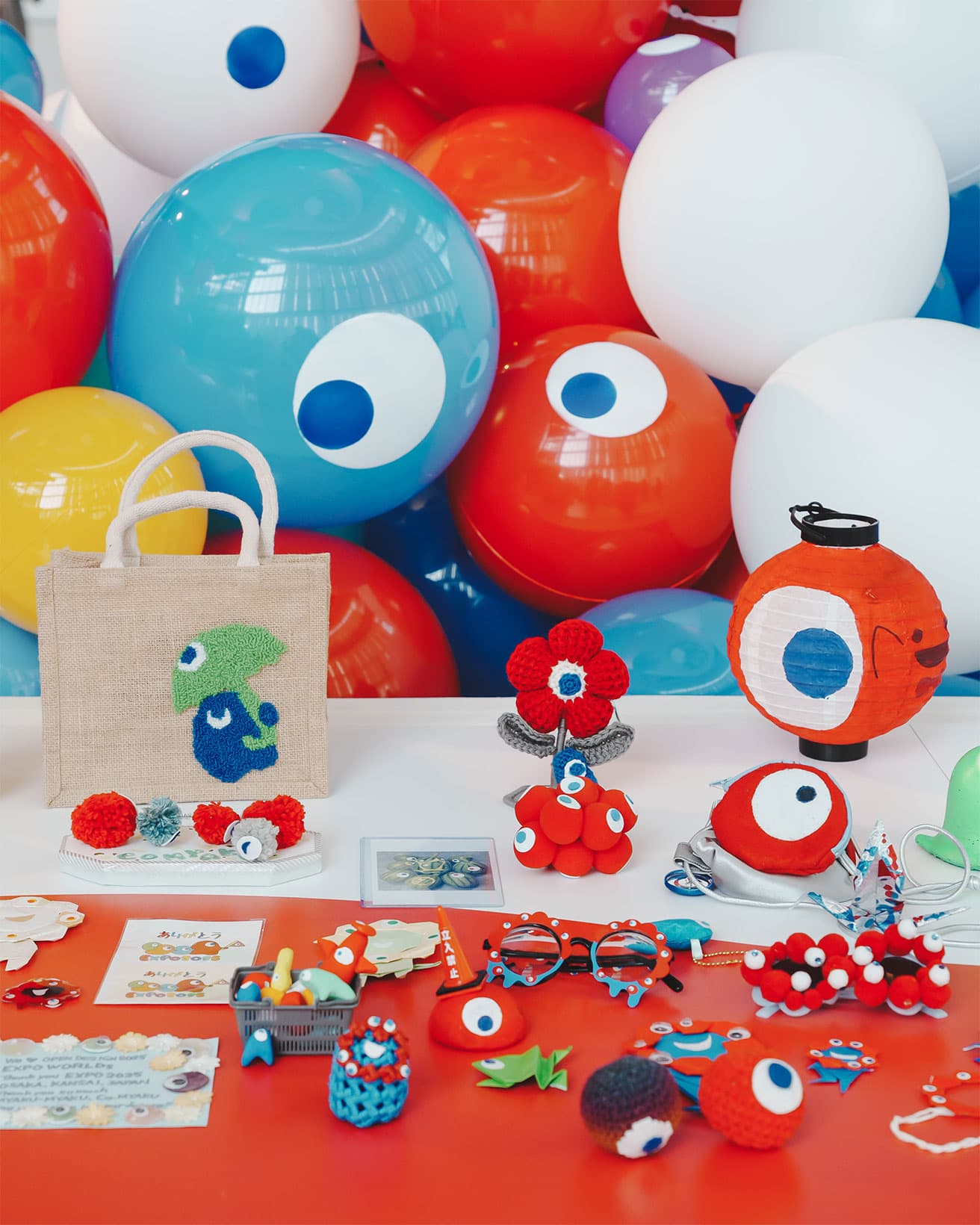 “こみゃく” だけでなく、ミャクミャクや太陽の塔をイメージした「奉納品」が集う。