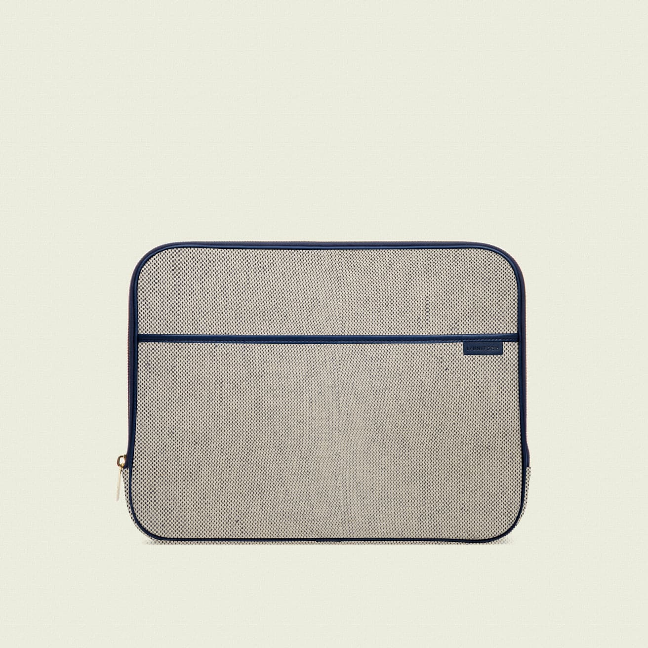 《No.37コンピューターケース》74,800円。W34cm×H25cm×D2cm。●L/UNIFORM AOYAMA TEL 03 6433 5342。