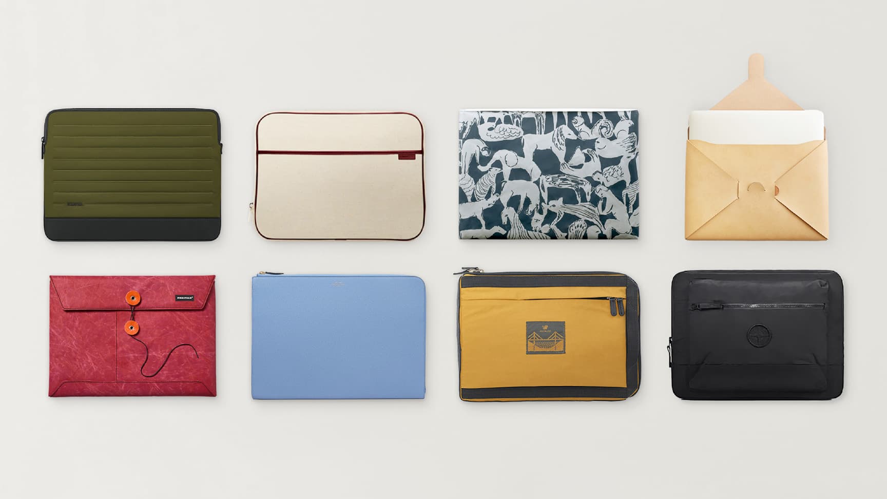 RIMOWAやストーンアイランドのラップトップスリーブが整列する