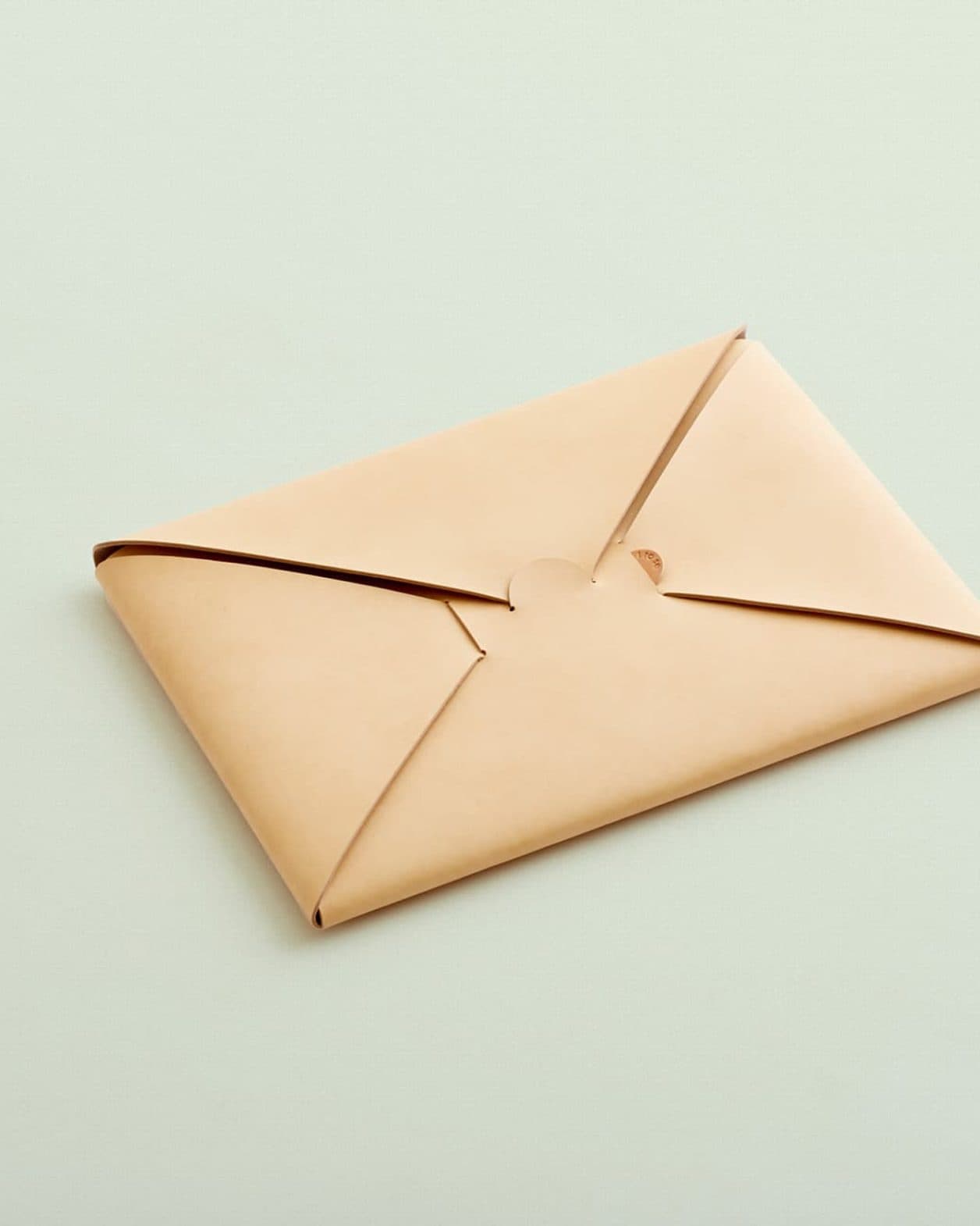 折り紙のように美しく機能的なPCケース。日常使いからビジネスシーンまで。