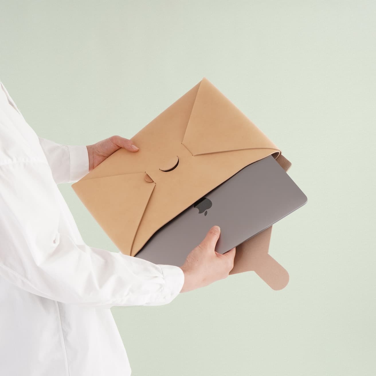 一見、レザーのようだが撥水性のあるフェイクレザーを使用しているため、少量の雨であれば中身を守ってくれる。