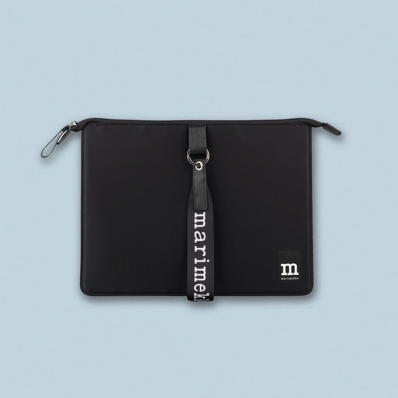 ブラックでソリッドなデザインの《Sleeve 13" Solid ラップトップスリーブ》17,600円。W37cm×H26cm×D0.5cm。