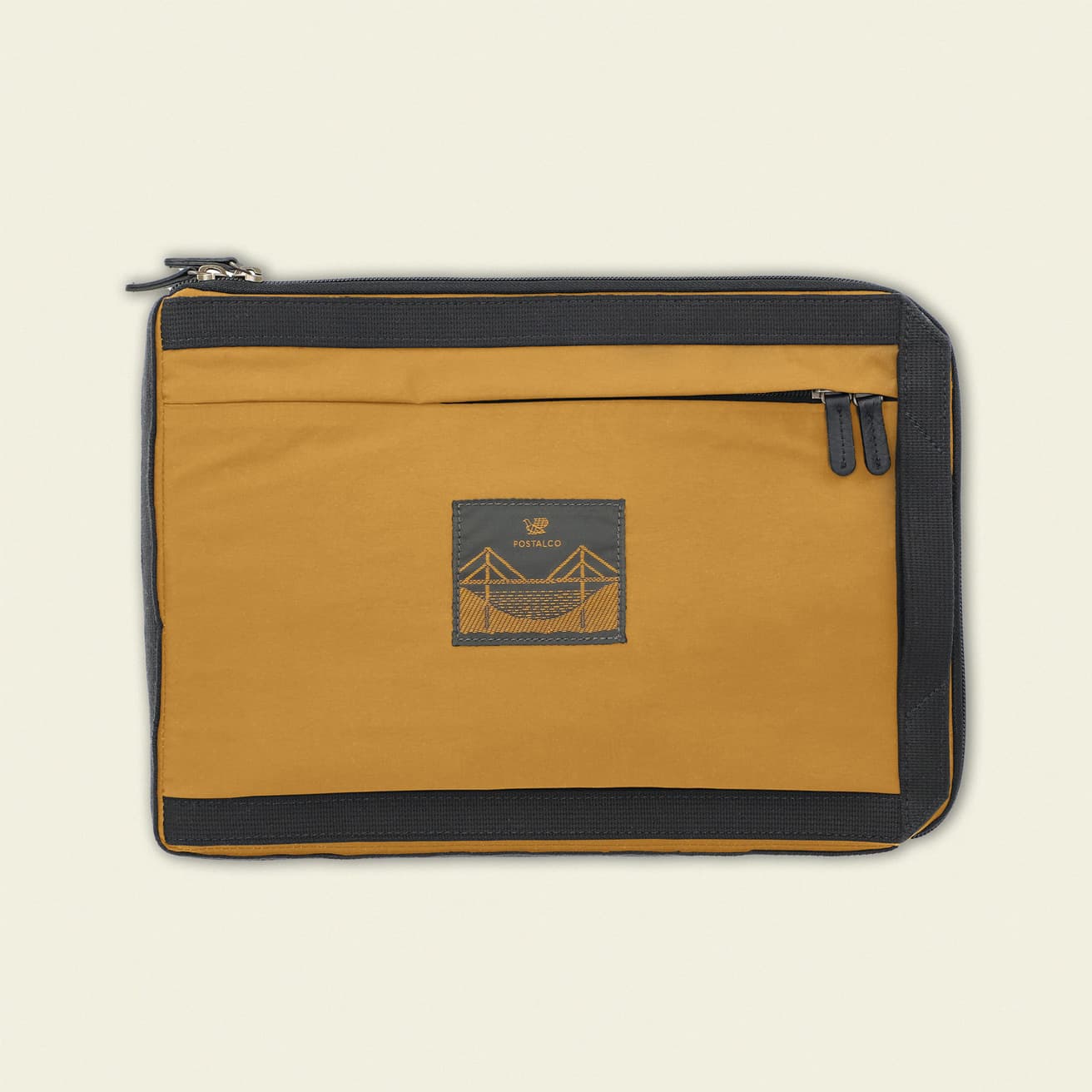 《スリムラップトップケース》24,860円。W34.5cm×H24.5cm×D2.5cm。●ポスタルコショップ TEL 03 6262 6338。