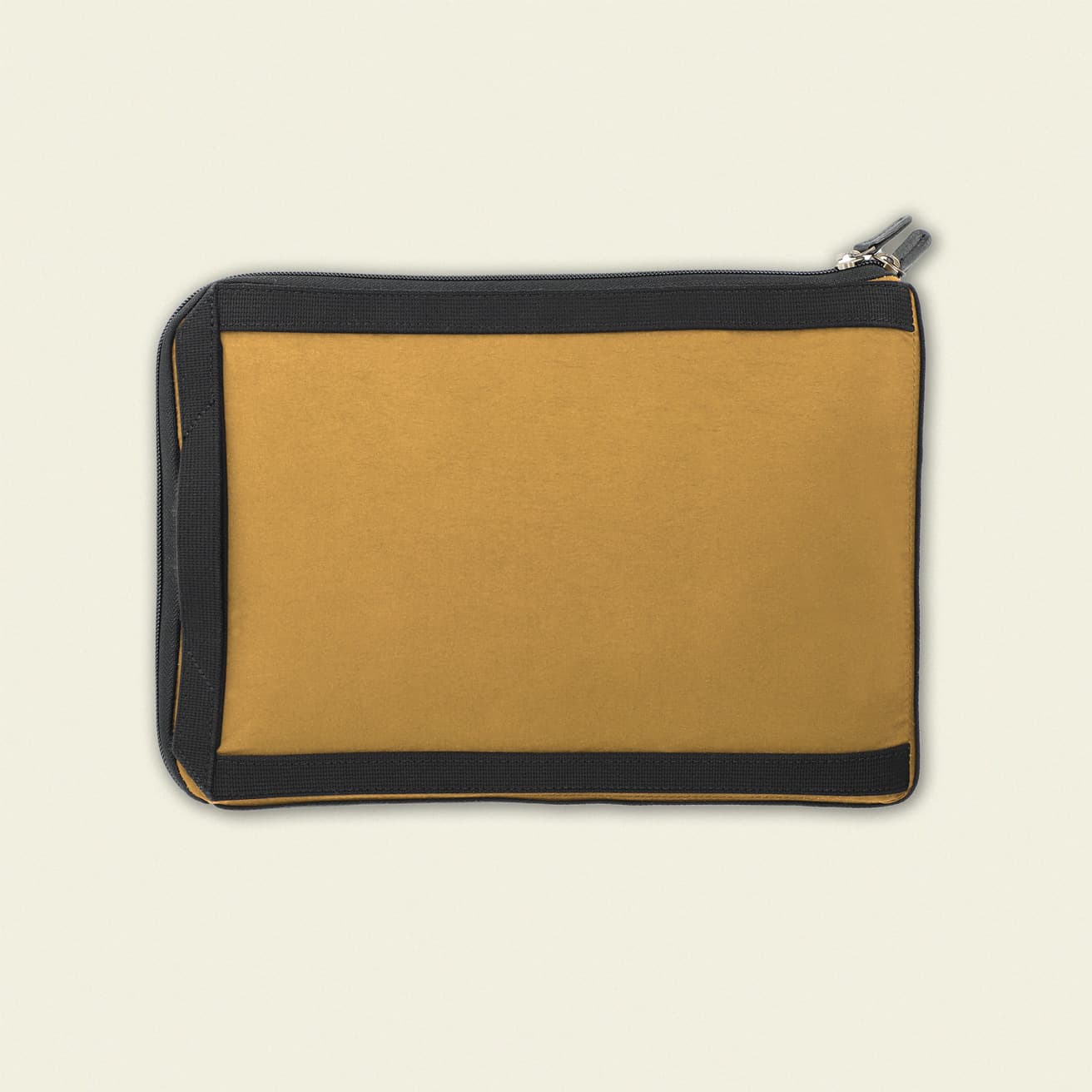 ケースの両脇についているウェビングループを使えば、バッグの奥深くに埋もれたノートパソコンも簡単に取り出せる。