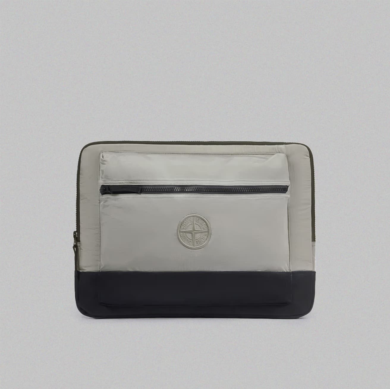 《NYLON METAL IN ECONYL® LAPTOP SLEEVE》52,800円。W40cm×H30cm×D3cm。●ストーンアイランドジャパン TEL 0120 988 943。