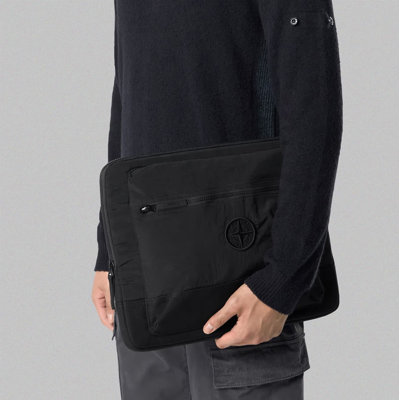 ブラックとパールグレーの2色展開。前面にはファスナー式のポケット付き。